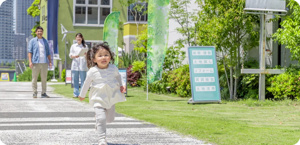 展示場のイベントで走る子ども