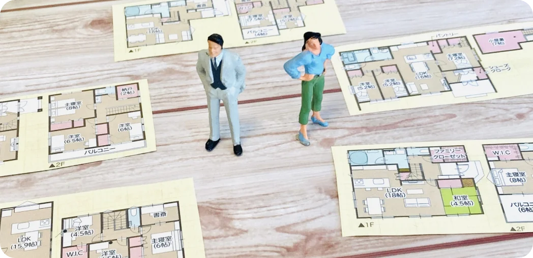 間取り図と人形の模型
