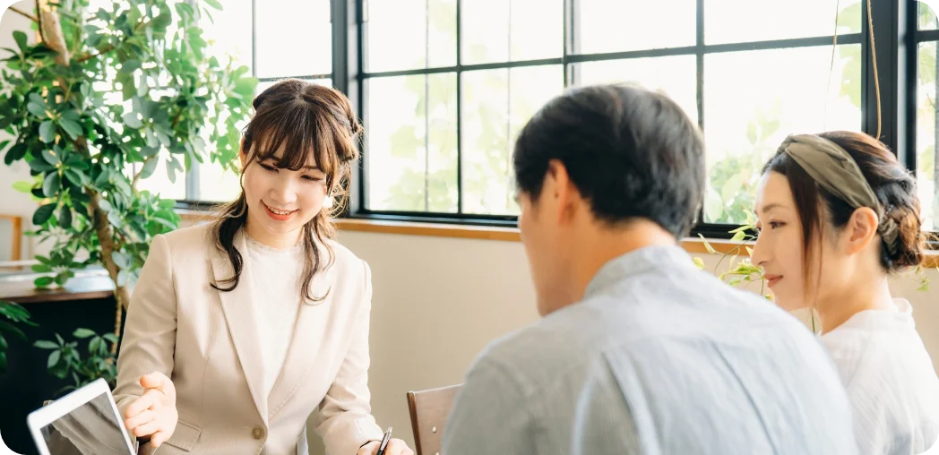住宅メーカーの担当者に相談する夫婦